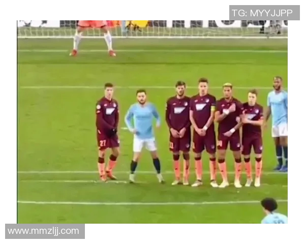 足球场上的传奇瞬间：那些把球顶在头顶的球星们